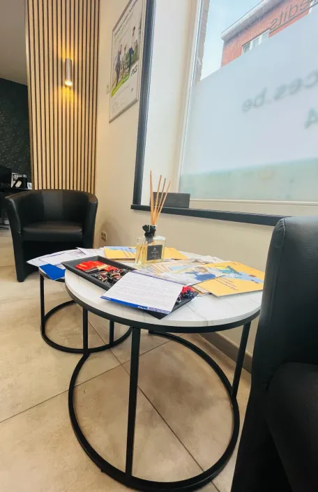 Installez-vous confortablement et profitez de nos cafés, thés, et amuse-bouches pendant que vous attendez dans notre bureau. N'hésitez pas à parcourir nos fiches clients pour découvrir nos produits d'assurances et autres services.